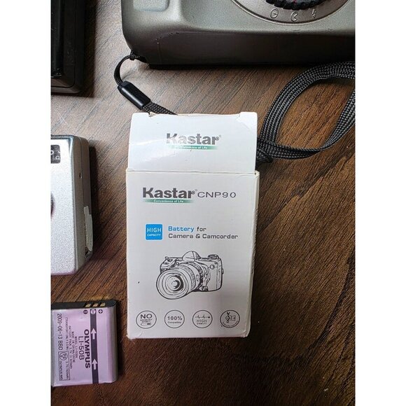 Lot Of 4 Vintage Film & Digital Cameras W/ Accessories - Picture 10 of 14